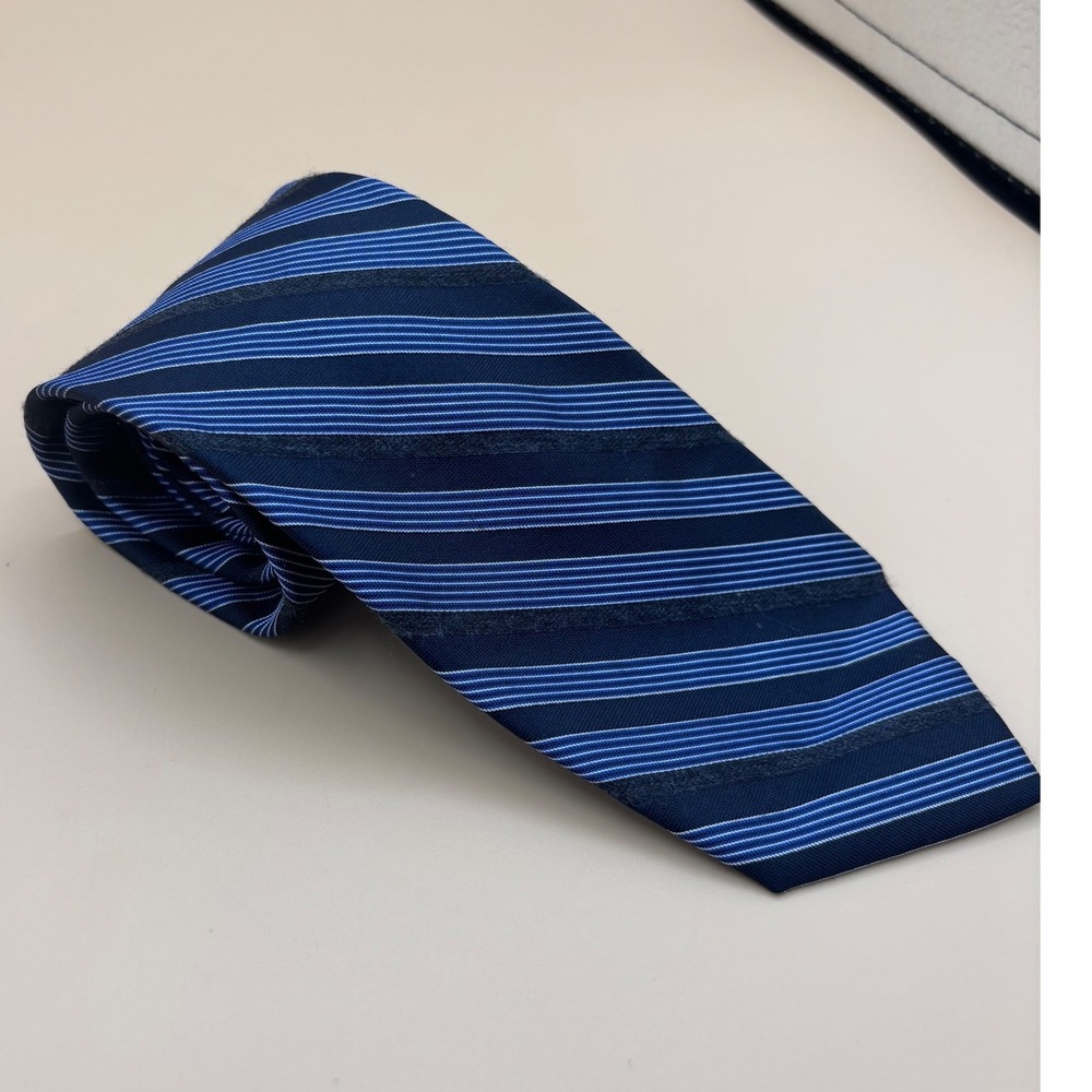 Calvin Klein Mens Navy Blue Diagonal Striped Silk Blend Necktie 3.25 Inch Width